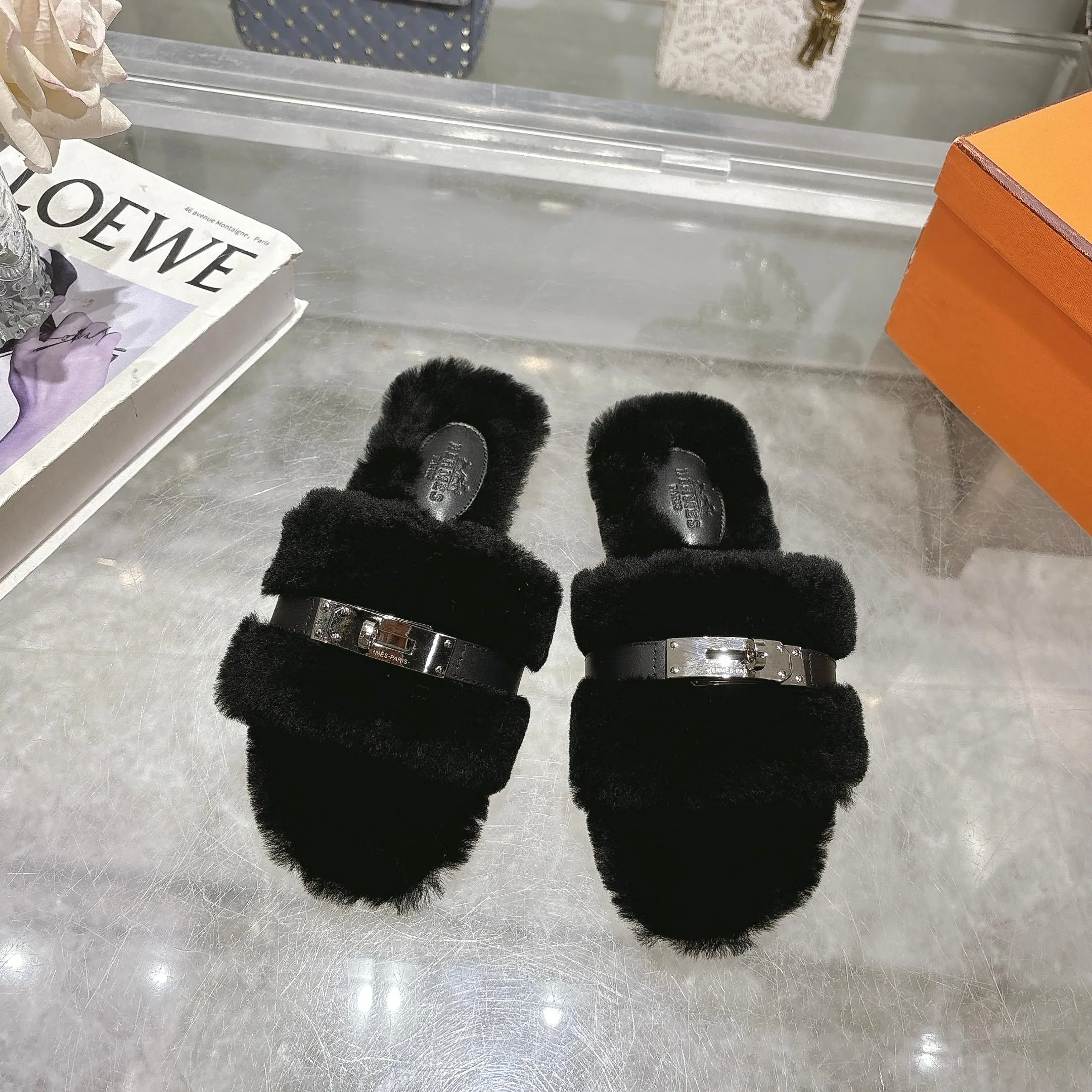 👟👟Ex-factory price 500👟👟 Purchasing agent level Hermes Hermès second uncle hair slippers are in stock all year round. 2025 new and new colors official website, Xiaohongshu synchronizes the latest color matching Hermès hot models are hot online, upgraded workmanship, high quality! Fashionable small wool H-trailers, autumn and winter style flat-soled wool mop, can be customized without standard, non-refundable and non-exchangeable. Fabric: Imported lamb's roll real wool. Lining: Imported lamb's roll real wool. Outsole: Genuine leather outsole. Size: 35-43, [Note: 41, 42, 43 customized]